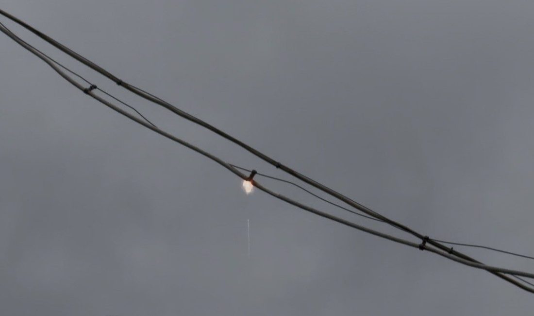 Kablolardan çıkan kıvılcım itfaiye ekiplerini harekete geçirdi Düzce’de yağış sebebiyle elektrik kablolarında çıkan kıvılcım itfaiye ekiplerini harekete