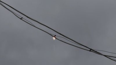 Düzce’de yağış sebebiyle elektrik kablolarında çıkan kıvılcım itfaiye ekiplerini harekete