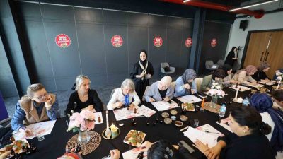 Başiskele’de düzenlenen programda kadınlar, aromaterapik masaj yağı yapımı ve yüz