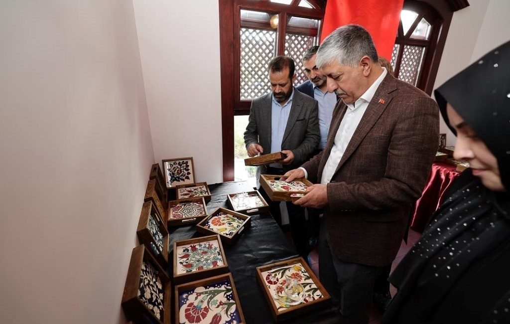 Dilovası’nda düzenlenen sergide kadınların el emeğiyle hayat bulan ürünler, katılımcılardan