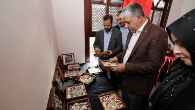 Dilovası’nda düzenlenen sergide kadınların el emeğiyle hayat bulan ürünler, katılımcılardan