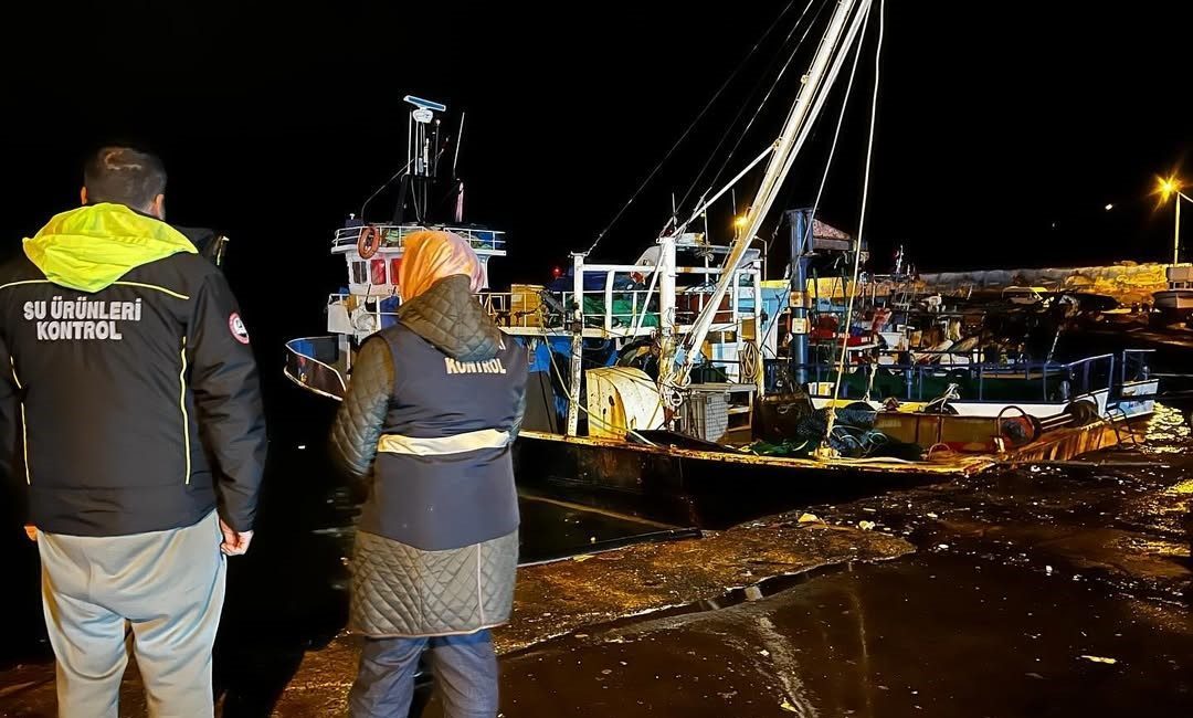 Karadeniz’de hamsi yoğunluğu devam ediyor DÜZCE (İHA) – Düzce’nin Akçakoca ilçesinde balıkçılar av sezonunda hamsi
