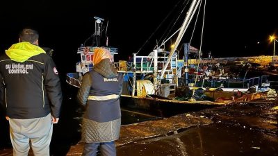 DÜZCE (İHA) – Düzce’nin Akçakoca ilçesinde balıkçılar av sezonunda hamsi