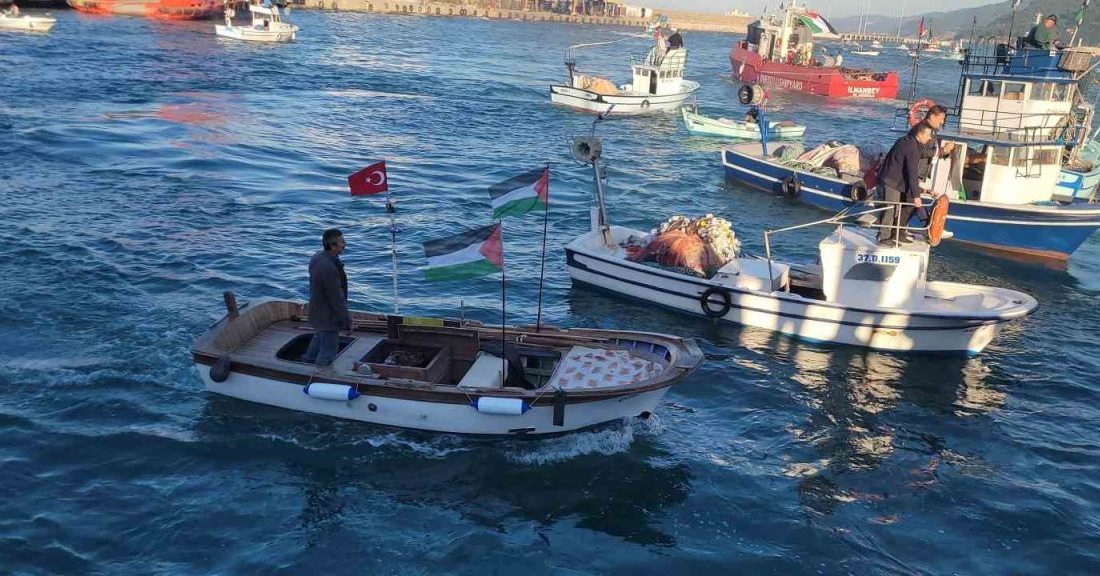 Karadeniz’e açılan balıkçılardan Filistin’e özgürlük çağrısı Kastamonu’nun İnebolu ilçesinde balıkçılar, Türk ve Filistin bayraklarıyla donatılan teknelerle