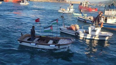 Kastamonu’nun İnebolu ilçesinde balıkçılar, Türk ve Filistin bayraklarıyla donatılan teknelerle