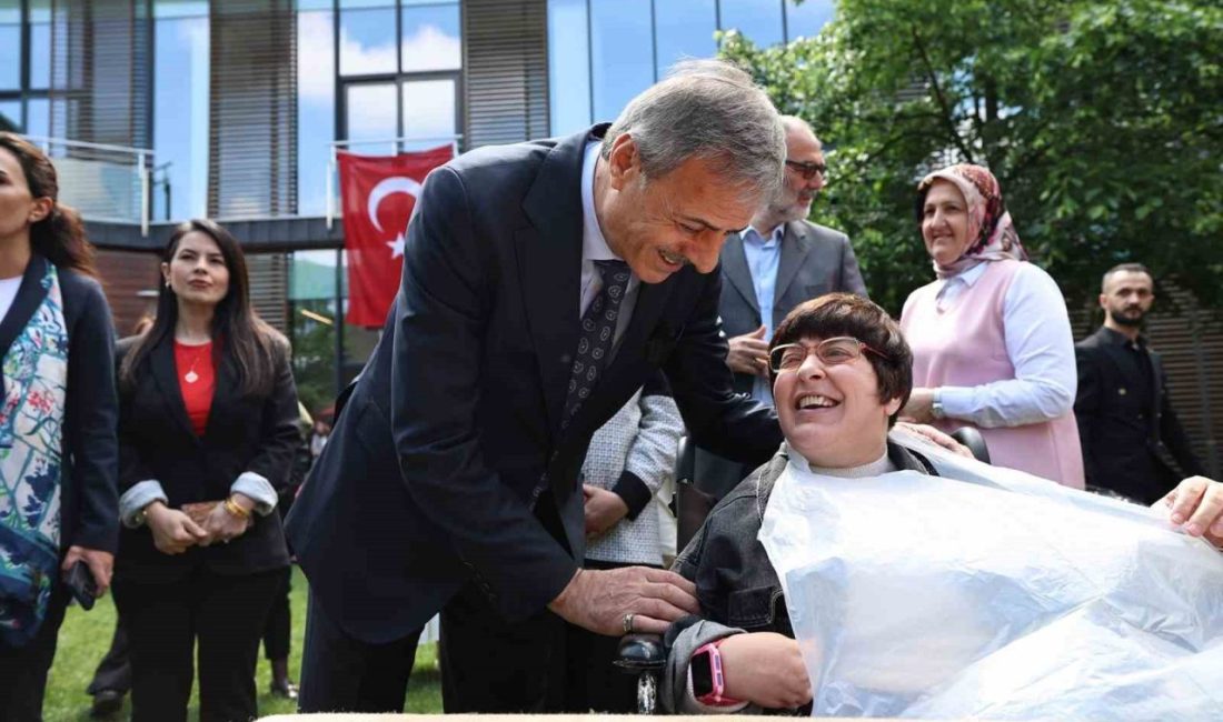 Karapürçek Sosyal Gelişim Merkezi’nin temeli atılıyor Sakarya Büyükşehir Belediye Başkanı Yusuf Alemdar, hayata geçirildiğinde bölgenin sosyal