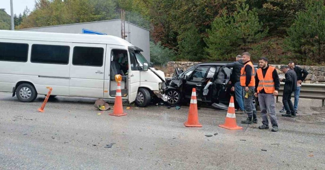 Bolu’da Dorukhan Tüneli çıkışında sürücüsünün direksiyon hakimiyetini kaybetmesiyle karşı şeride