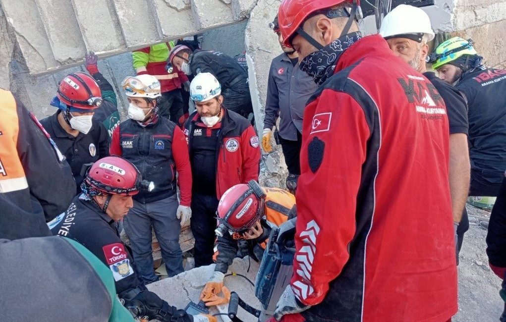 Kartepe Belediyesi ekipleri, Gebze’deki arama-kurtarma çalışmalarına katıldı Gebze’de binanın çökmesinin ardından bölgeye sevk edilen arama kurtarma ekiplerine,