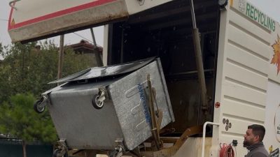 Kartepe Belediyesi, ilçe genelindeki çöp konteynerlerini özel araçla düzenli olarak