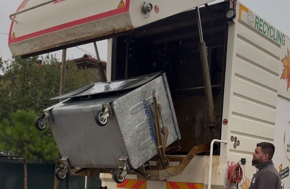 Kartepe’de çöp konteynerleri özel araçla dezenfekte ediliyor Kartepe Belediyesi, ilçe genelindeki çöp konteynerlerini özel araçla düzenli olarak