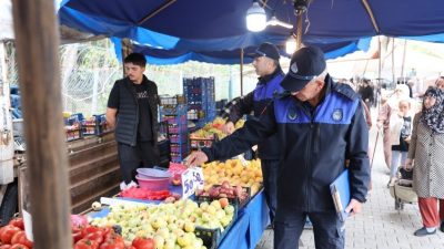 Kartepe Belediyesi Zabıta Müdürlüğü ekipleri, ilçe genelinde kurulan semt pazarlarında