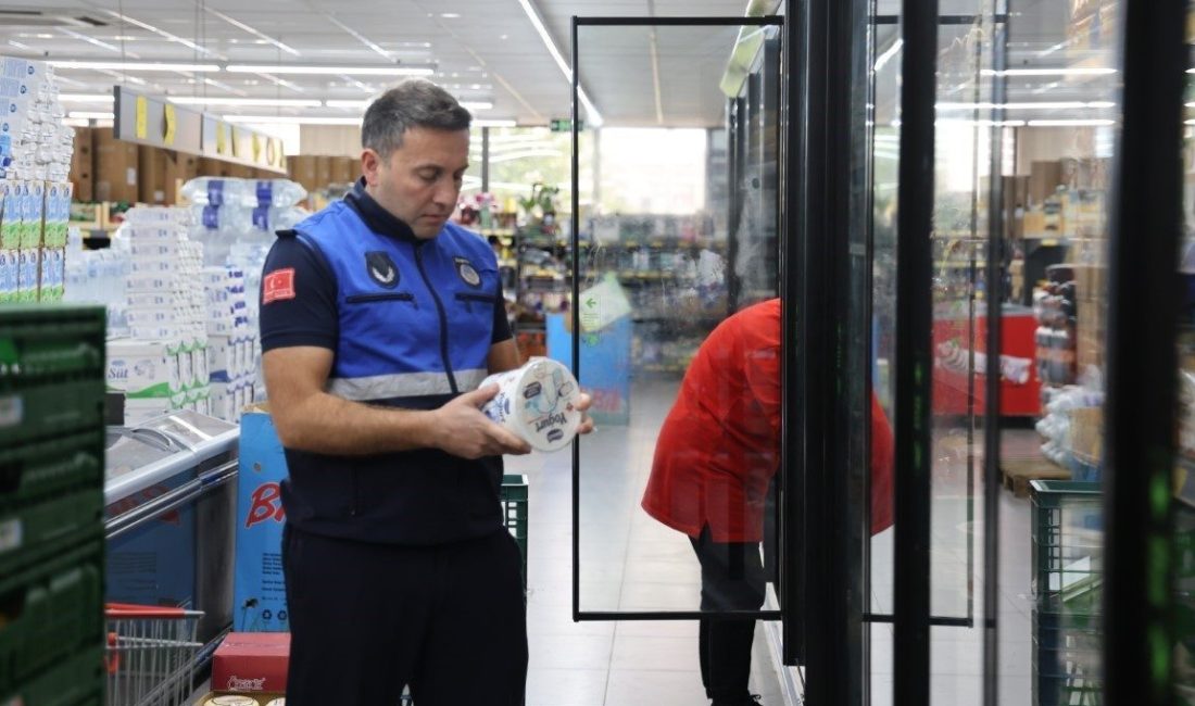 Kartepe’deki marketlerde son kullanma tarihi ve fiyat etiketi denetimi Kocaeli’de Kartepe Belediyesi Zabıta Müdürlüğü ekipleri, ilçe genelindeki marketlerde denetim