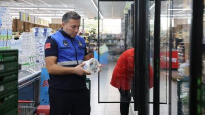 Kocaeli’de Kartepe Belediyesi Zabıta Müdürlüğü ekipleri, ilçe genelindeki marketlerde denetim
