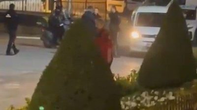 Kastamonu Belediyesinden işten çıkarıldığı iddia edilen şahıs, belediye binası önünde