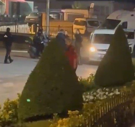 Kastamonu Belediyesi önünde işten çıkartılan şahıs eylem yapıp kendine zarar verdi Kastamonu Belediyesinden işten çıkarıldığı iddia edilen şahıs, belediye binası önünde