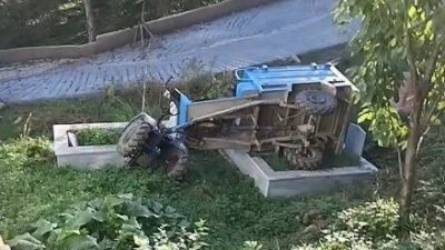 Kastamonu’nun İnebolu ilçesinde devrilen tarım aletinin altında kalan sürücü yaralandı.