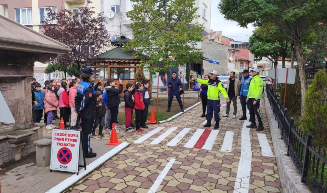Kastamonu’da öğrencilere uygulamalı trafik eğitimi veriliyor Kastamonu’nun Devrekani ilçesinde hazırlanan “Trafik Sokağı Projesi” kapsamında ilçede bulunan