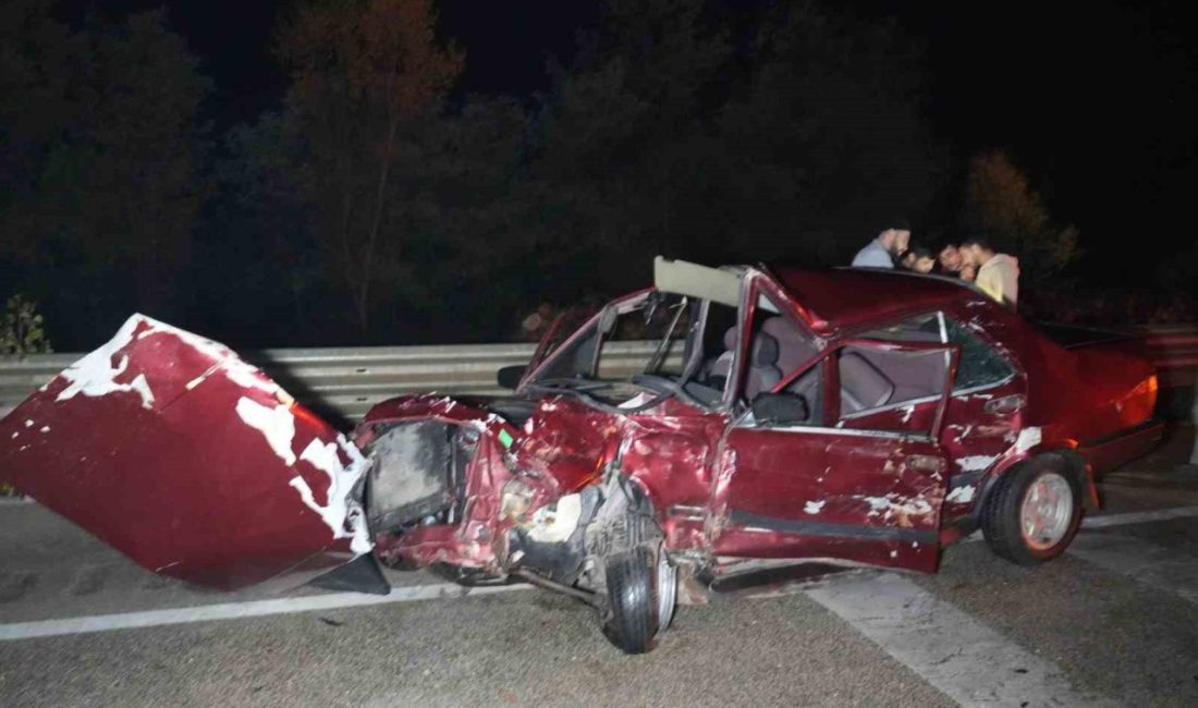 Kastamonu’da zincirleme trafik kazasında Tofaş hurda yığınına döndü Kastamonu-İnebolu karayolu Gelindağı mevkiinde üç aracın karıştığı zincirleme trafik kazasında