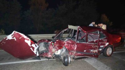 Kastamonu-İnebolu karayolu Gelindağı mevkiinde üç aracın karıştığı zincirleme trafik kazasında