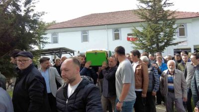 DÜZCE(İHA) – Düzce’de durakta otobüs beklerken hafif ticari aracın kontrolden
