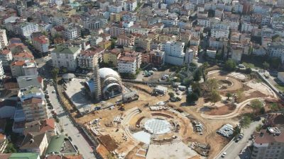 Çayırova Kent Meydanı’ndaki proje kapsamında, birçok noktada imalat tamamlanırken, diğer