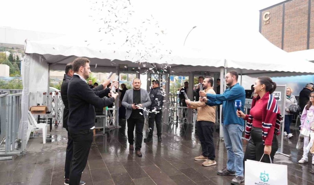 Uluslararası 15. Kocaeli Kitap Fuarı’nın 1 milyonuncu ziyaretçisi olan Fuat