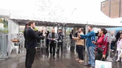 Uluslararası 15. Kocaeli Kitap Fuarı’nın 1 milyonuncu ziyaretçisi olan Fuat