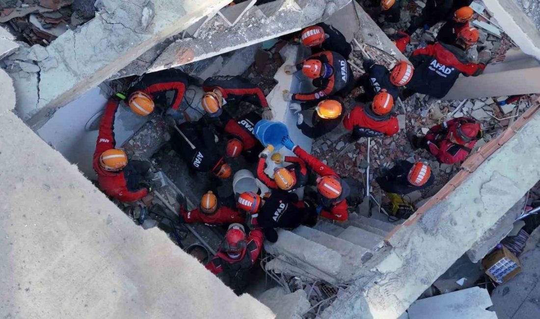 Kocaeli Valisi Aktaş: “Bir vatandaşımızın sesini aldık, 9 bina tedbiren tahliye edildi” Kocaeli Valisi İlhami Aktaş, Gebze’de çöken binanın enkazından bir vatandaşın