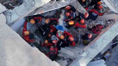 Kocaeli Valisi İlhami Aktaş, Gebze’de çöken binanın enkazından bir vatandaşın