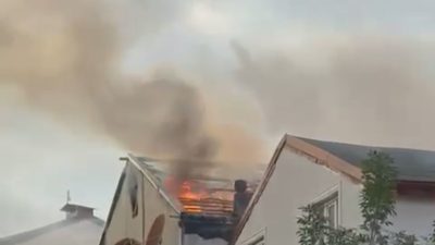 Kocaeli’de bir binanın çatısında çıkan yangın, mahallenin dumanla kaplanmasına neden