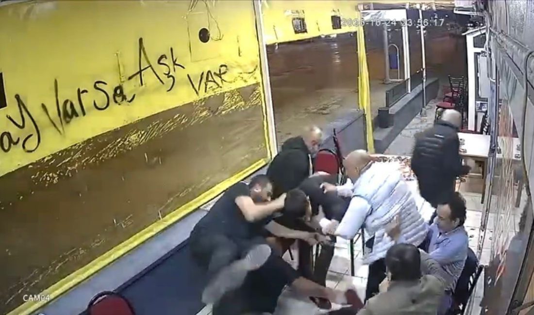 Kocaeli’de çay ocağındaki silahlı saldırının zanlısı yakalandı Kocaeli’nin İzmit ilçesinde çay ocağında bir kişiyi silahla yaralayan saldırgan,