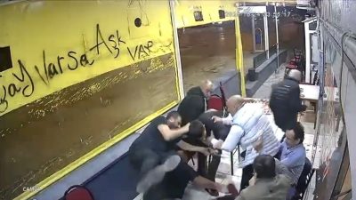 Kocaeli’nin İzmit ilçesinde çay ocağında bir kişiyi silahla yaralayan saldırgan,