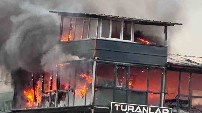 Kocaeli’de emlak ofisi olarak kullanılan 2 katlı konteynerde yangın çıktı.