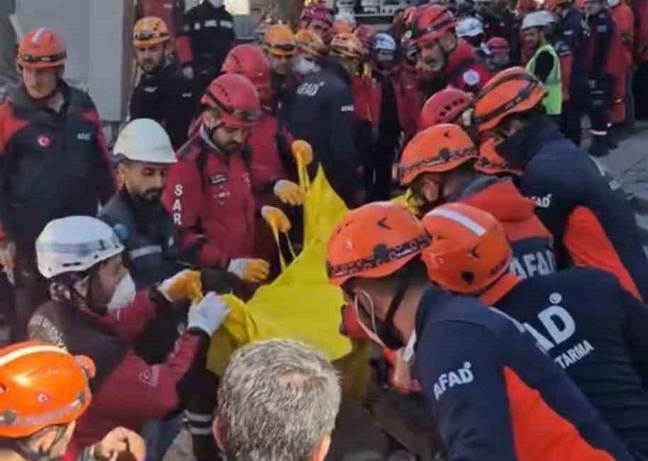 Kocaeli’de çöken binanın enkazından 2 kişinin cansız bedeni çıkarıldı Kocaeli’nin Gebze ilçesinde sabah saatlerinde çöken binanın enkazında kalan 5