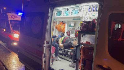 Kocaeli D-100 Karayolu’nda 2 otomobilin karıştığı kazada, çarpmanın şiddetiyle bir