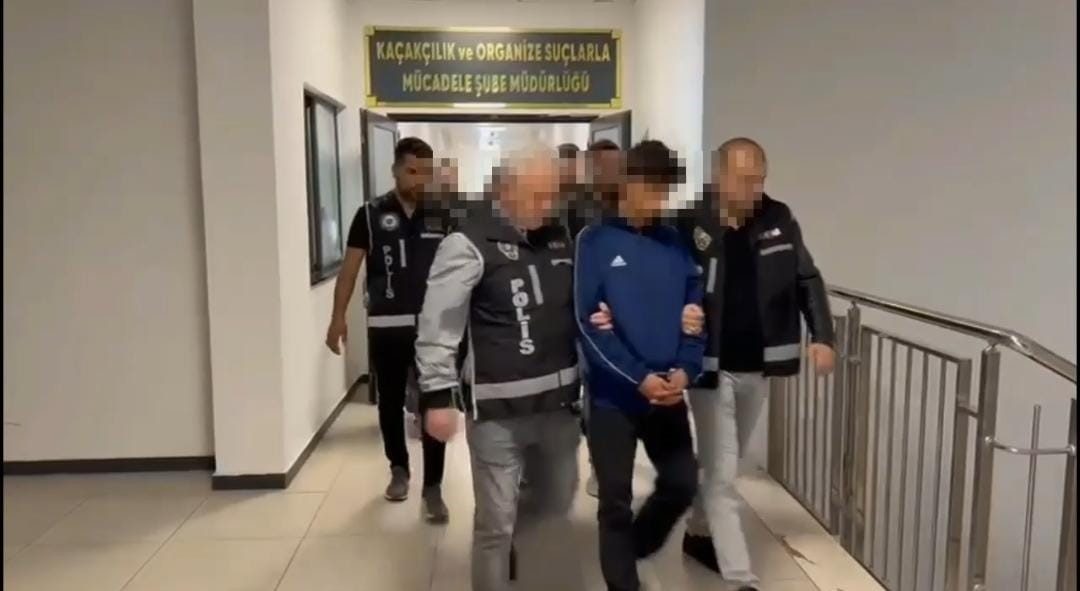 Kocaeli’de iş yeri kurşunlama olayının arkasından suç örgütü çıktı: 2 tutuklama Kocaeli’de iş yerinin kurşunlanması olayının arkasında, İstanbul merkezli bir suç