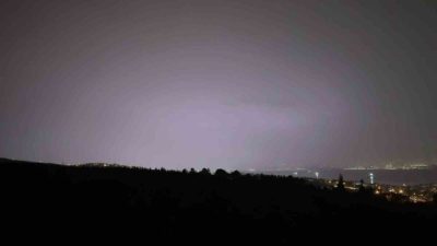 Kocaeli’de dün akşam saatlerinde etkili olan sağanağın ardından çakan şimşekler