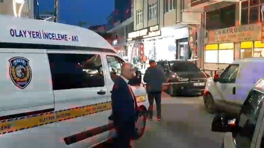 Kocaeli’de yol verme kavgası: 1 yaralı Kocaeli’nin Körfez ilçesinde yol verme ve park meselesi yüzünden çıkan