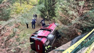 Bilecik’te seyir halinde kontrolden çıkan hafifi ticari araç bir evin