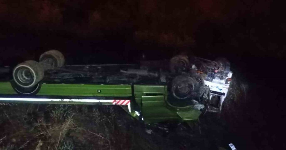 Bolu’nun Yeniçağa ilçesinde araç yüklü oto kurtarıcı, kontrolden çıkarak boş