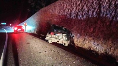 Bilecik’te seyir halinde kontrolden çıkan otomobil istinat duvarına çarparken, meydana