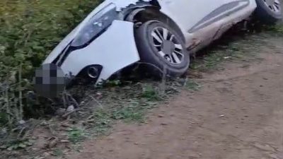 Sakarya’nın Serdivan ilçesinde sürücüsünün direksiyon hakimiyetini kaybettiği otomobil kontrolden çıkarak,