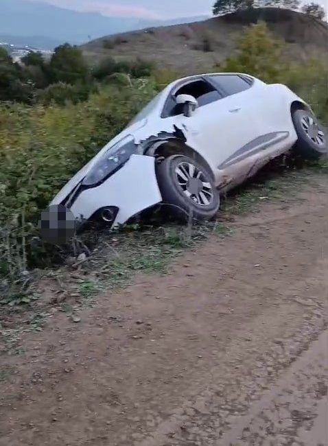 Sakarya’nın Serdivan ilçesinde sürücüsünün direksiyon hakimiyetini kaybettiği otomobil kontrolden çıkarak,