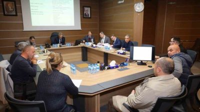 Kocaeli Büyükşehir Belediyesi’nin haftalık encümen toplantısında kural ihlali yapan otobüs