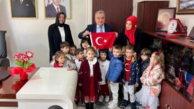 Bozüyük’te “Kutsal Emanet” projesi kapsamında hazırlanan Bayrak Zinciri Kaymakam Öztürk’e