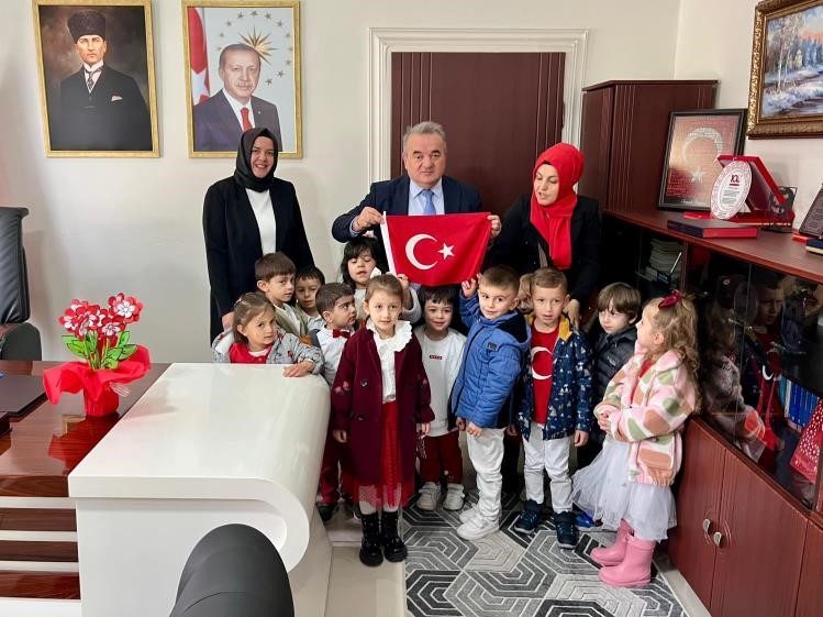 Kutsal emanetler Kaymakam Öztürk’e emanet edildi Bozüyük’te “Kutsal Emanet” projesi kapsamında hazırlanan Bayrak Zinciri Kaymakam Öztürk’e