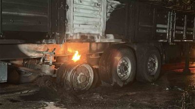 Kastamonu’da seyir halindeki tırın dorsesinin lastiklerinin tutuşması neticesinde çıkan yangın,