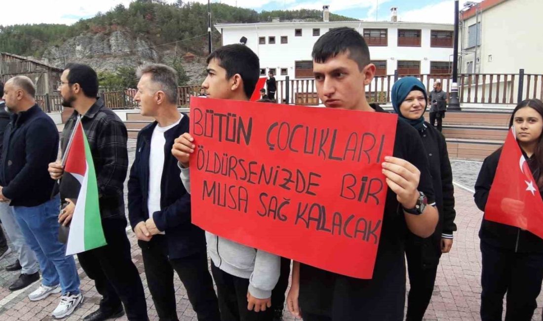 Lise öğrencileri Gazze için yürüdü Bolu’nun Mudurnu ilçesinde lise öğrencileri, Gazze halkına destek amacıyla “Filistin