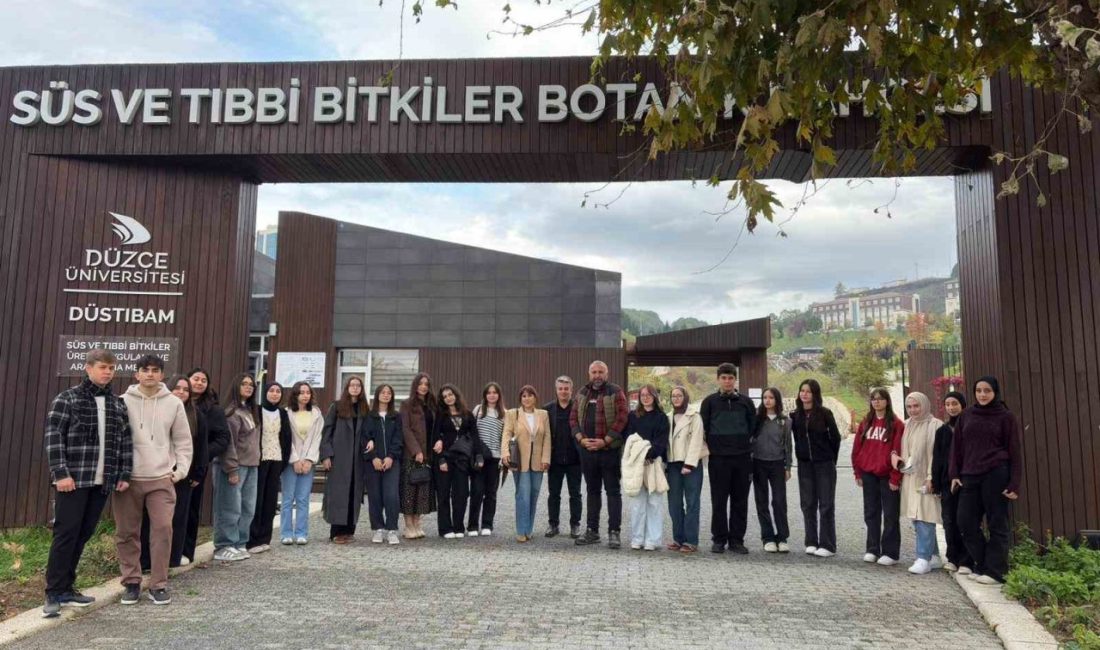 Liseli gençler sonbahar renklerini keşfetti Cumhuriyet Anadolu Lisesi öğrencileri ve öğretmenleri doğanın sonbahar renklerini keşfetmek