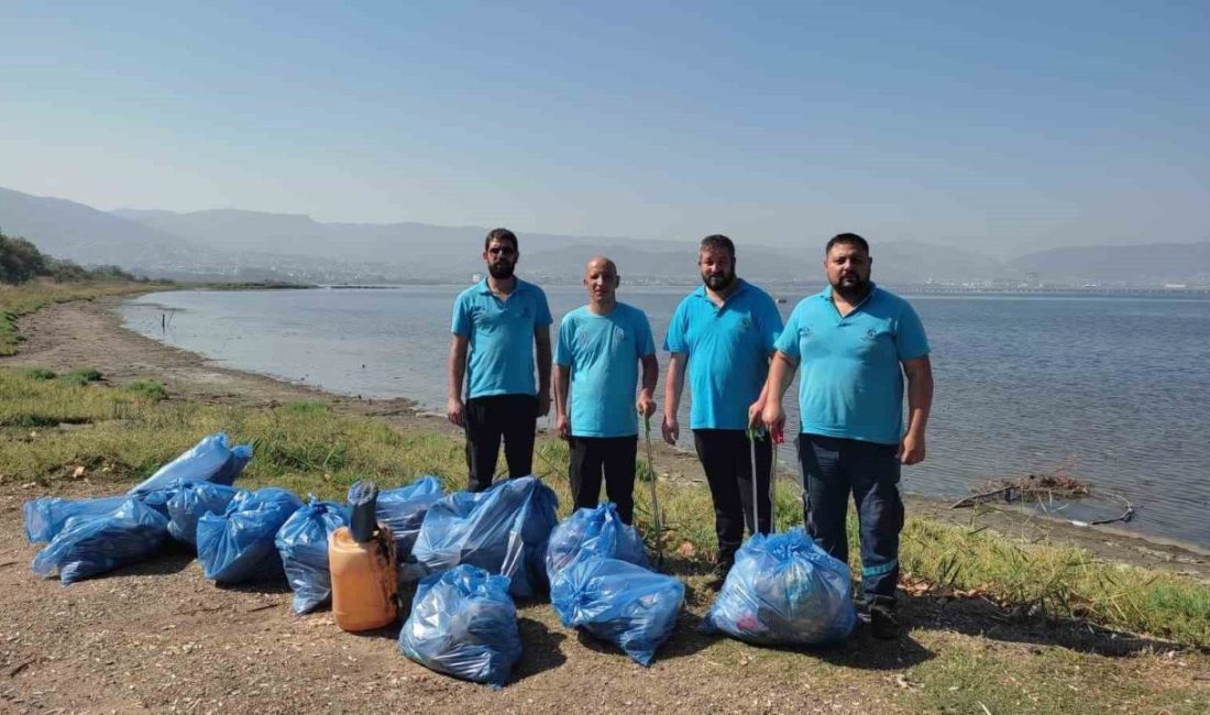 Mavi Takım ekiplerinden sahil temizliği Kocaeli Büyükşehir Belediyesi’ne bağlı Mavi Takım ekipleri, sahil şeritlerinde düzenli